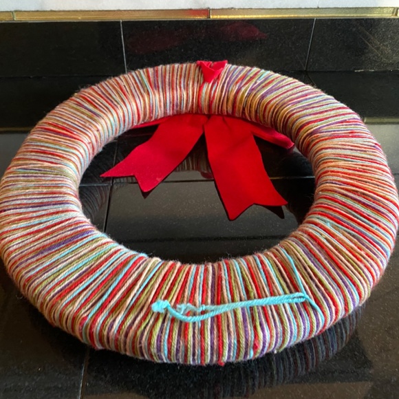 Christmas Yarn Wreath - Picture 7 of 11